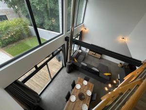 an overhead view of a living room with a wooden table at Superbe loft lumineux à Caen, Loft in Caen