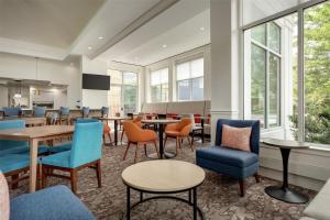 Гостиная зона в Hilton Garden Inn Allentown Bethlehem Airport