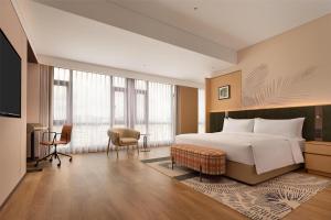Postel nebo postele na pokoji v ubytování Hilton Garden Inn Maoming Xinyi + 37 fotografií