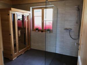 KlippitztorlにあるKlippitzstern House 2のガラスドア付きのシャワー付きのバスルーム +22枚の写真