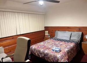 Un dormitorio con una cama y una silla dentro. en Room in Monterey Park CA, en Monterey Park 1 foto más