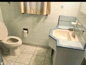 un baño con lavabo e inodoro en Room in Monterey Park CA, en Monterey Park