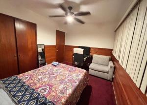 Un dormitorio con una cama y un ventilador de techo. en Room in Monterey Park CA, en Monterey Park