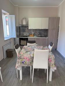 A kitchen or kitchenette at Casa vacanze La Fenice