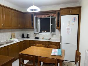 Η κουζίνα ή μικρή κουζίνα στο violeta's house