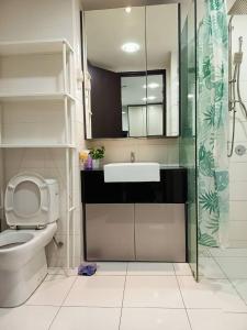 Un baño con inodoro, lavabo y ducha. en Cozy Haven Middlemist's Red Suite at Trefoil, en Shah Alam