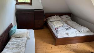 Postel nebo postele na pokoji v ubytování Křivoklátské Johnyho bydlení