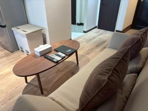 Un lugar para sentarse en Neighbor's Hotel 西広島駅前