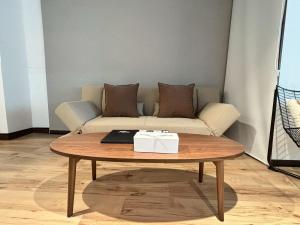 Un lugar para sentarse en Neighbor's Hotel 西広島駅前
