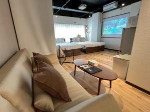 Un lugar para sentarse en Neighbor's Hotel 西広島駅前
