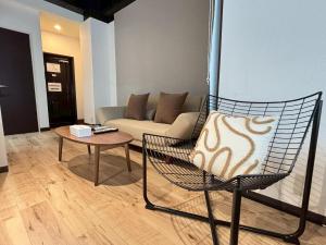 Un lugar para sentarse en Neighbor's Hotel 西広島駅前