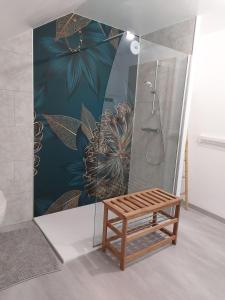 bagno con doccia e panca in legno di Un Détour Par Thiénans cottage entier  Altre 20 foto