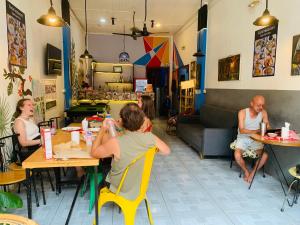 Gestir sem dvelja á Social Backpacker Hostel & Rooftop Bar