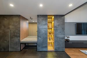 une chambre avec un banc et un évier dans l'établissement Parko namai-loftas, à Kaunas