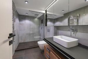 une salle de bain avec un lavabo et des toilettes dans l'établissement Parko namai-loftas, à Kaunas 25 autres photos