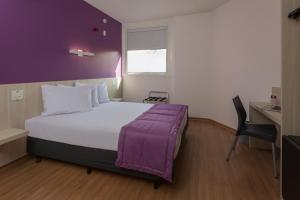 Giường trong phòng chung tại Go Inn Vitória