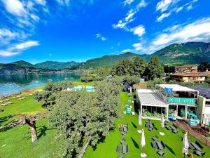 een luchtzicht op een resort met een meer en bergen bij Fanzago Home in Pisogne