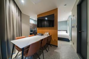 Kuchyň nebo kuchyňský kout v ubytování Incheon Browndot Hotel Nonhyeon Soraepogu + 28 fotografií