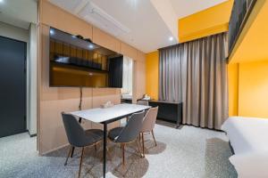 TV a/nebo společenská místnost v ubytování Incheon Browndot Hotel Nonhyeon Soraepogu