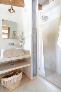 ein Badezimmer mit Waschbecken und Dusche in der Unterkunft Alojamiento rural La Mula en pleno corazón de la montaña de Alicante in Patró + 22 Fotos