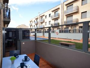 ein Wohnungsbalkon mit Blick auf ein Gebäude in der Unterkunft Apto. céntrico en Sant Pere Pescador - Piscina, jardín, A/C, terraza grande, wifi - ES-89-88 in Sant Pere Pescador