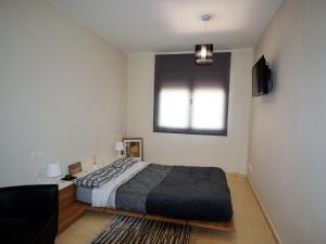 ein Schlafzimmer mit einem Bett und einem Fenster in der Unterkunft Apto. céntrico en Sant Pere Pescador - Piscina, jardín, A/C, terraza grande, wifi - ES-89-88 in Sant Pere Pescador
