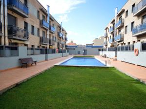 einem Pool in der Mitte eines Apartmentkomplexes in der Unterkunft Apto. céntrico en Sant Pere Pescador - Piscina, jardín, A/C, terraza grande, wifi - ES-89-88 in Sant Pere Pescador
