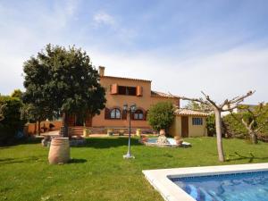 Bazén v ubytovaní Casa con piscina privada, jardín, barbacoa, wifi y despacho en Costa Brava - ES-89-83 alebo v jeho blízkosti