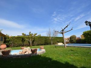 Bazén v ubytovaní Casa con piscina privada, jardín, barbacoa, wifi y despacho en Costa Brava - ES-89-83 alebo v jeho blízkosti