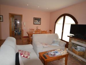 Televízia a/alebo spoločenská miestnosť v ubytovaní Casa con piscina privada, jardín, barbacoa, wifi y despacho en Costa Brava - ES-89-83