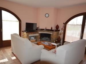Televízia a/alebo spoločenská miestnosť v ubytovaní Casa con piscina privada, jardín, barbacoa, wifi y despacho en Costa Brava - ES-89-83