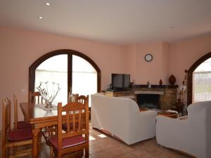 Televízia a/alebo spoločenská miestnosť v ubytovaní Casa con piscina privada, jardín, barbacoa, wifi y despacho en Costa Brava - ES-89-83