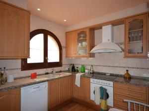 Kuchyňa alebo kuchynka v ubytovaní Casa con piscina privada, jardín, barbacoa, wifi y despacho en Costa Brava - ES-89-83