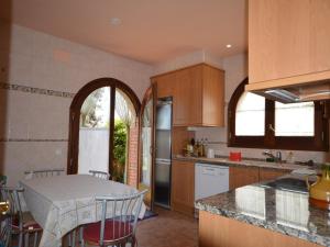 Kuchyňa alebo kuchynka v ubytovaní Casa con piscina privada, jardín, barbacoa, wifi y despacho en Costa Brava - ES-89-83