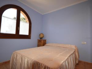Posteľ alebo postele v izbe v ubytovaní Casa con piscina privada, jardín, barbacoa, wifi y despacho en Costa Brava - ES-89-83