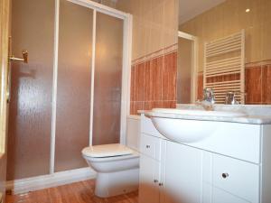 Kúpeľňa v ubytovaní Casa con piscina privada, jardín, barbacoa, wifi y despacho en Costa Brava - ES-89-83