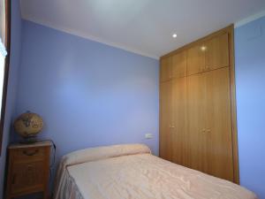 Posteľ alebo postele v izbe v ubytovaní Casa con piscina privada, jardín, barbacoa, wifi y despacho en Costa Brava - ES-89-83 + 27 fotografií