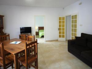 TV a/nebo společenská místnost v ubytování Apartamento renovado, céntrico y luminoso a 100m de la playa del Puerto, Llançà - ES-228-37