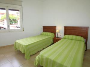 Postel nebo postele na pokoji v ubytování Apartamento renovado, céntrico y luminoso a 100m de la playa del Puerto, Llançà - ES-228-37