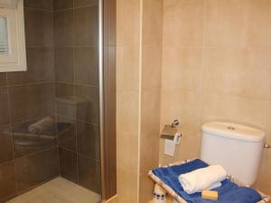 Koupelna v ubytování Apartamento renovado, céntrico y luminoso a 100m de la playa del Puerto, Llançà - ES-228-37
