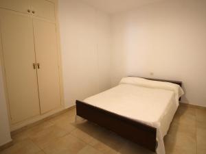 Postel nebo postele na pokoji v ubytování Apartamento renovado, céntrico y luminoso a 100m de la playa del Puerto, Llançà - ES-228-37