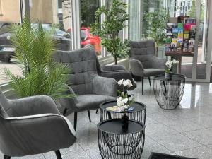 un gruppo di sedie e tavoli in un negozio di Mirage City Hotel Stuttgart Zentrum a Stoccarda