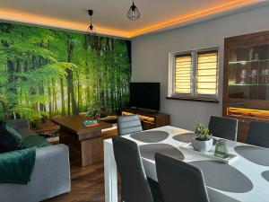 TV a/nebo společenská místnost v ubytování Loft Apartments Bielawa "Las" Polskie Como Góry Sowie
