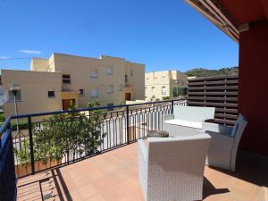 einen Balkon mit einer weißen Bank und einigen Gebäuden in der Unterkunft TRAMUNTANA - Casa amplia, moderna y muy bien equipada, situada en la zona de Grifeu - ES-228-144 in Llança
