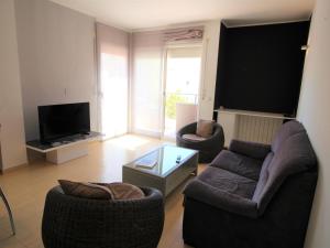 ein Wohnzimmer mit zwei Sofas und einem Flachbildfernseher in der Unterkunft TRAMUNTANA - Casa amplia, moderna y muy bien equipada, situada en la zona de Grifeu - ES-228-144 in Llança