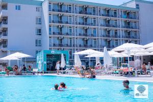 维纳斯Hotel Carmen Azzuro的一群人在酒店的游泳池里