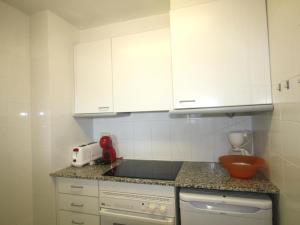 Kuchyňa alebo kuchynka v ubytovaní CEL 103 Apartamento luminoso y sencillo en residencial ajardinado con piscina comunitaria - ES-228-22