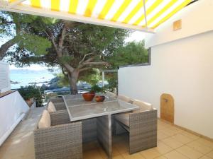 eine Terrasse mit Tisch und Stühlen auf einem Balkon in der Unterkunft Casa en Primera Línea de Mar con Acceso Directo a Playa y Vistas Espectaculares - ES-228-176 in Llança