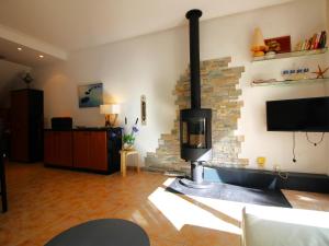 ein Wohnzimmer mit Kamin und Fernseher in der Unterkunft Casa en Primera Línea de Mar con Acceso Directo a Playa y Vistas Espectaculares - ES-228-176 in Llança