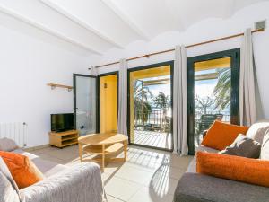 TV a/nebo společenská místnost v ubytování PI I SUNYER 1-B - Apartamento amplio y luminoso en el centro de Roses, delante del mar, con vistas al mar. - ES-228-121